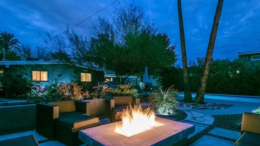 Mid-Century Modern wBackyard Oasis Putting Green